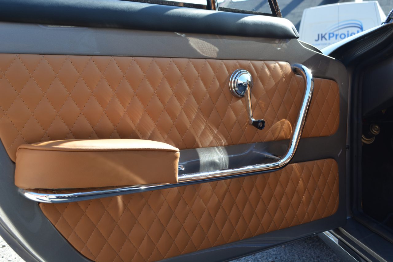 Fiat 1500 oldtimer - wnętrze z metalowym detalem